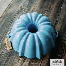 Lade das Bild in den Galerie-Viewer, Eine große Gugelhupfform aus Gusseisen. Die Backform ist von Gourmetina. Die Innenseite ist weiß emailliert. Die Außenseite ist farbig emailliert.