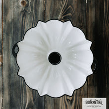 Lade das Bild in den Galerie-Viewer, Eine große Gugelhupfform aus Gusseisen. Die Backform ist von Gourmetina. Die Innenseite ist weiß emailliert. Die Außenseite ist farbig emailliert.