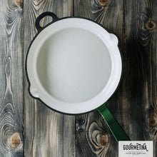 Lade das Bild in den Galerie-Viewer, Eine schwere Bratpfanne aus Gusseisen. Die Pfanne ist von Gourmetina. Die Innenseite ist weiß emailliert. Die Außenseite ist farbig emailliert.