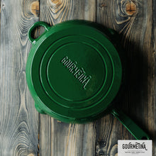 Lade das Bild in den Galerie-Viewer, Eine schwere Bratpfanne aus Gusseisen. Die Pfanne ist von Gourmetina. Die Innenseite ist weiß emailliert. Die Außenseite ist farbig emailliert.