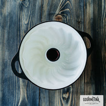 Lade das Bild in den Galerie-Viewer, Die klassische Wiener Gugelhupfform aus Gusseisen. Die Backform ist von Gourmetina. Die Innenseite ist weiß emailliert. Die Außenseite ist farbig emailliert.