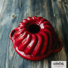 Lade das Bild in den Galerie-Viewer, Die klassische Wiener Gugelhupfform aus Gusseisen. Die Backform ist von Gourmetina. Die Innenseite ist weiß emailliert. Die Außenseite ist farbig emailliert.