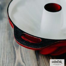 Lade das Bild in den Galerie-Viewer, Die klassische Wiener Gugelhupfform aus Gusseisen. Die Backform ist von Gourmetina. Die Innenseite ist weiß emailliert. Die Außenseite ist farbig emailliert.