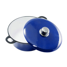 Lade das Bild in den Galerie-Viewer, Ein großer Topf mit Deckel aus Gusseisen. Der Deckelgriff ist linsenförmig und aus glänzend poliertem Edelstahl. Der Topf ist von Gourmetina. Die Innenseite ist weiß emailliert. Die Außenseite ist farbig emailliert.