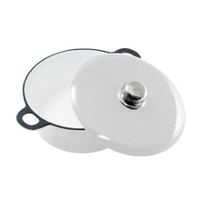 Lade das Bild in den Galerie-Viewer, Ein großer Topf mit Deckel aus Gusseisen. Der Deckelgriff ist linsenförmig und aus glänzend poliertem Edelstahl. Der Topf ist von Gourmetina. Die Innenseite ist weiß emailliert. Die Außenseite ist farbig emailliert.