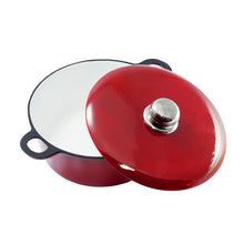 Lade das Bild in den Galerie-Viewer, Ein großer Topf mit Deckel aus Gusseisen. Der Deckelgriff ist linsenförmig und aus glänzend poliertem Edelstahl. Der Topf ist von Gourmetina. Die Innenseite ist weiß emailliert. Die Außenseite ist farbig emailliert.