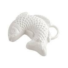 Lade das Bild in den Galerie-Viewer, Eine Backform aus Gusseisen in Form eines springenden Fisches. Die Backform ist von Gourmetina. Die Innenseite ist weiß emailliert. Die Außenseite ist farbig emailliert.