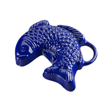 Lade das Bild in den Galerie-Viewer, Eine Backform aus Gusseisen in Form eines springenden Fisches. Die Backform ist von Gourmetina. Die Innenseite ist weiß emailliert. Die Außenseite ist farbig emailliert.