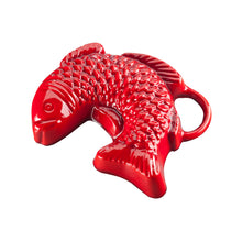 Lade das Bild in den Galerie-Viewer, Eine Backform aus Gusseisen in Form eines springenden Fisches. Die Backform ist von Gourmetina. Die Innenseite ist weiß emailliert. Die Außenseite ist farbig emailliert.