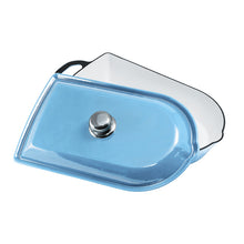 Lade das Bild in den Galerie-Viewer, Ein schwerer Bräter mit Deckel aus Gusseisen. Der Deckelgriff ist linsenförmig und aus glänzend poliertem Edelstahl. Der Bräter ist von Gourmetina. Die Innenseite ist weiß emailliert. Die Außenseite ist farbig emailliert.