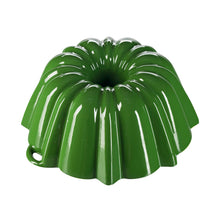 Lade das Bild in den Galerie-Viewer, Eine große Gugelhupfform aus Gusseisen. Die Backform ist von Gourmetina. Die Innenseite ist weiß emailliert. Die Außenseite ist farbig emailliert.