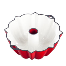 Lade das Bild in den Galerie-Viewer, Eine große Gugelhupfform aus Gusseisen. Die Backform ist von Gourmetina. Die Innenseite ist weiß emailliert. Die Außenseite ist farbig emailliert.