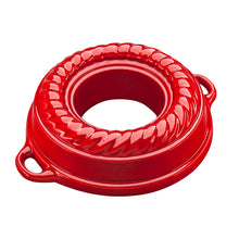 Lade das Bild in den Galerie-Viewer, Eine Kranzkuchenform aus Gusseisen. Die Backform ist von Gourmetina. Die Innenseite ist weiß emailliert. Die Außenseite ist farbig emailliert.