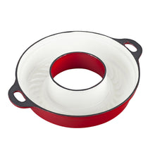 Lade das Bild in den Galerie-Viewer, Eine Kranzkuchenform aus Gusseisen. Die Backform ist von Gourmetina. Die Innenseite ist weiß emailliert. Die Außenseite ist farbig emailliert.