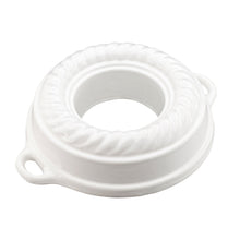 Lade das Bild in den Galerie-Viewer, Eine Kranzkuchenform aus Gusseisen. Die Backform ist von Gourmetina. Die Innenseite ist weiß emailliert. Die Außenseite ist farbig emailliert.