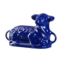 Lade das Bild in den Galerie-Viewer, Eine Backform aus Gusseisen für ein sitzendes Osterlamm. Die Backform ist von Gourmetina. Die Innenseite ist weiß emailliert. Die Außenseite ist farbig emailliert.