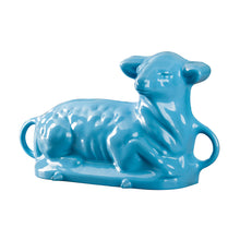 Lade das Bild in den Galerie-Viewer, Eine Backform aus Gusseisen für ein sitzendes Osterlamm. Die Backform ist von Gourmetina. Die Innenseite ist weiß emailliert. Die Außenseite ist farbig emailliert.