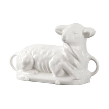 Lade das Bild in den Galerie-Viewer, Eine Backform aus Gusseisen für ein sitzendes Osterlamm. Die Backform ist von Gourmetina. Die Innenseite ist weiß emailliert. Die Außenseite ist farbig emailliert.