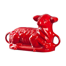 Lade das Bild in den Galerie-Viewer, Eine Backform aus Gusseisen für ein sitzendes Osterlamm. Die Backform ist von Gourmetina. Die Innenseite ist weiß emailliert. Die Außenseite ist farbig emailliert.