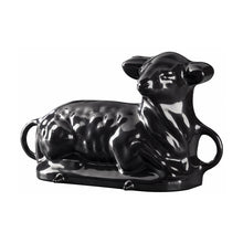 Lade das Bild in den Galerie-Viewer, Eine Backform aus Gusseisen für ein sitzendes Osterlamm. Die Backform ist von Gourmetina. Die Innenseite ist weiß emailliert. Die Außenseite ist farbig emailliert.