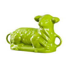 Lade das Bild in den Galerie-Viewer, Eine Backform aus Gusseisen für ein sitzendes Osterlamm. Die Backform ist von Gourmetina. Die Innenseite ist weiß emailliert. Die Außenseite ist farbig emailliert.