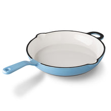 Lade das Bild in den Galerie-Viewer, Eine schwere Bratpfanne aus Gusseisen. Die Pfanne ist von Gourmetina. Die Innenseite ist weiß emailliert. Die Außenseite ist farbig emailliert.