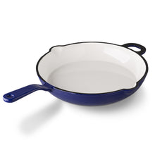Lade das Bild in den Galerie-Viewer, Eine schwere Bratpfanne aus Gusseisen. Die Pfanne ist von Gourmetina. Die Innenseite ist weiß emailliert. Die Außenseite ist farbig emailliert.
