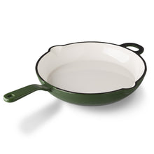 Lade das Bild in den Galerie-Viewer, Eine schwere Bratpfanne aus Gusseisen. Die Pfanne ist von Gourmetina. Die Innenseite ist weiß emailliert. Die Außenseite ist farbig emailliert.