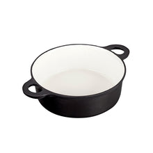 Lade das Bild in den Galerie-Viewer, Ein kleiner Topf aus Gusseisen. Der Topf ist von Gourmetina. Die Innenseite ist weiß emailliert. Die Außenseite ist farbig emailliert.
