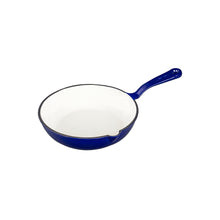 Lade das Bild in den Galerie-Viewer, Eine kleine Bratpfanne aus Gusseisen. Die Pfanne ist von Gourmetina. Die Innenseite ist weiß emailliert. Die Außenseite ist farbig emailliert.