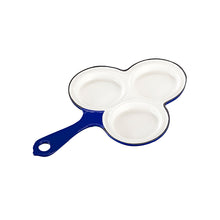 Lade das Bild in den Galerie-Viewer, Eine Pfanne zum Backen von drei Dalken oder Liwanzen. Die Pfanne ist von Gourmetina. Die Innenseite ist weiß emailliert. Die Außenseite ist farbig emailliert.