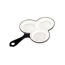 Lade das Bild in den Galerie-Viewer, Eine Pfanne zum Backen von drei Dalken oder Liwanzen. Die Pfanne ist von Gourmetina. Die Innenseite ist weiß emailliert. Die Außenseite ist farbig emailliert.