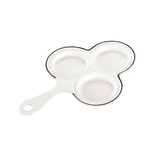 Lade das Bild in den Galerie-Viewer, Eine Pfanne zum Backen von drei Dalken oder Liwanzen. Die Pfanne ist von Gourmetina. Die Innenseite ist weiß emailliert. Die Außenseite ist farbig emailliert.