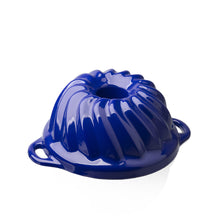 Lade das Bild in den Galerie-Viewer, Die klassische Wiener Gugelhupfform aus Gusseisen. Die Backform ist von Gourmetina. Die Innenseite ist weiß emailliert. Die Außenseite ist farbig emailliert.