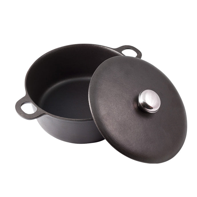 Ein großer Topf mit Deckel aus Gusseisen.  Der Deckelgriff ist linsenförmig und aus glänzend poliertem Edelstahl. Der Topf ist von Gourmetina Black Edition. Die Innenseite und die Außenseite sind matt-schwarz emailliert.