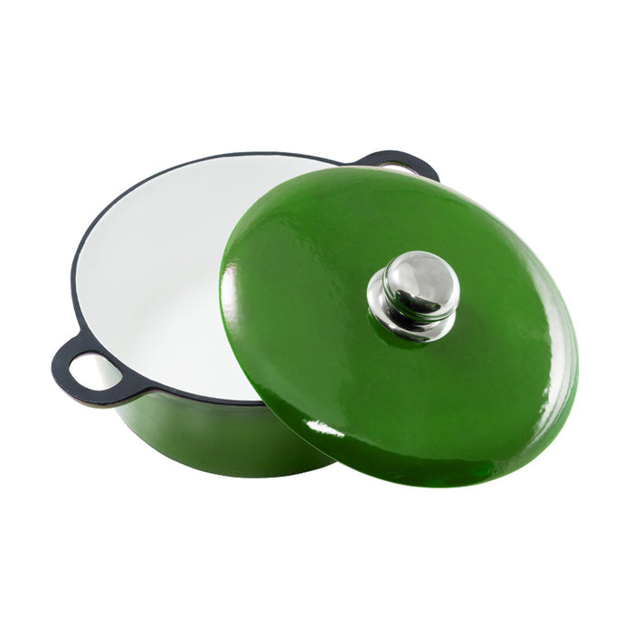 Ein großer Topf mit Deckel aus Gusseisen.  Der Deckelgriff ist linsenförmig und aus glänzend poliertem Edelstahl. Der Topf ist von Gourmetina. Die Innenseite ist weiß emailliert. Die Außenseite ist farbig emailliert.