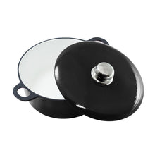 Lade das Bild in den Galerie-Viewer, Ein großer Topf mit Deckel aus Gusseisen.  Der Deckelgriff ist linsenförmig und aus glänzend poliertem Edelstahl. Der Topf ist von Gourmetina. Die Innenseite ist weiß emailliert. Die Außenseite ist farbig emailliert.
