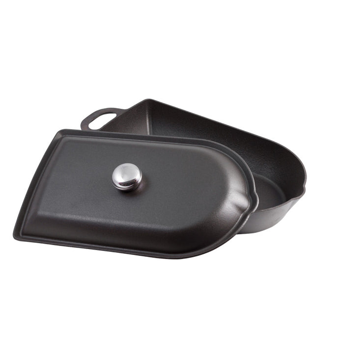 Ein großer Bräter mit Deckel aus Gusseisen.  Der Deckelgriff ist linsenförmig und aus glänzend poliertem Edelstahl. Der Bräter ist von Gourmetina Black Edition. Die Innenseite und die Außenseite sind matt-schwarz emailliert.