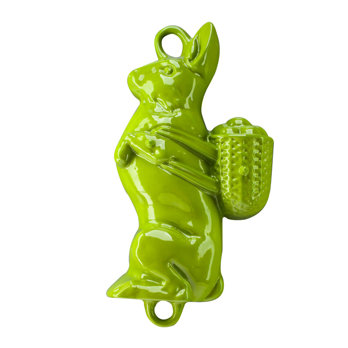 Eine Backform aus Gusseisen für einen Osterhasen. Der Hase trägt eine prall gefüllten Eierkorb auf dem Rücken. Die Backform ist von Gourmetina. Die Innenseite ist weiß emailliert. Die Außenseite ist farbig emailliert.