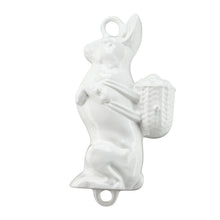 Lade das Bild in den Galerie-Viewer, Eine Backform aus Gusseisen für einen Osterhasen. Der Hase trägt eine prall gefüllten Eierkorb auf dem Rücken. Die Backform ist von Gourmetina. Die Innenseite ist weiß emailliert. Die Außenseite ist farbig emailliert.
