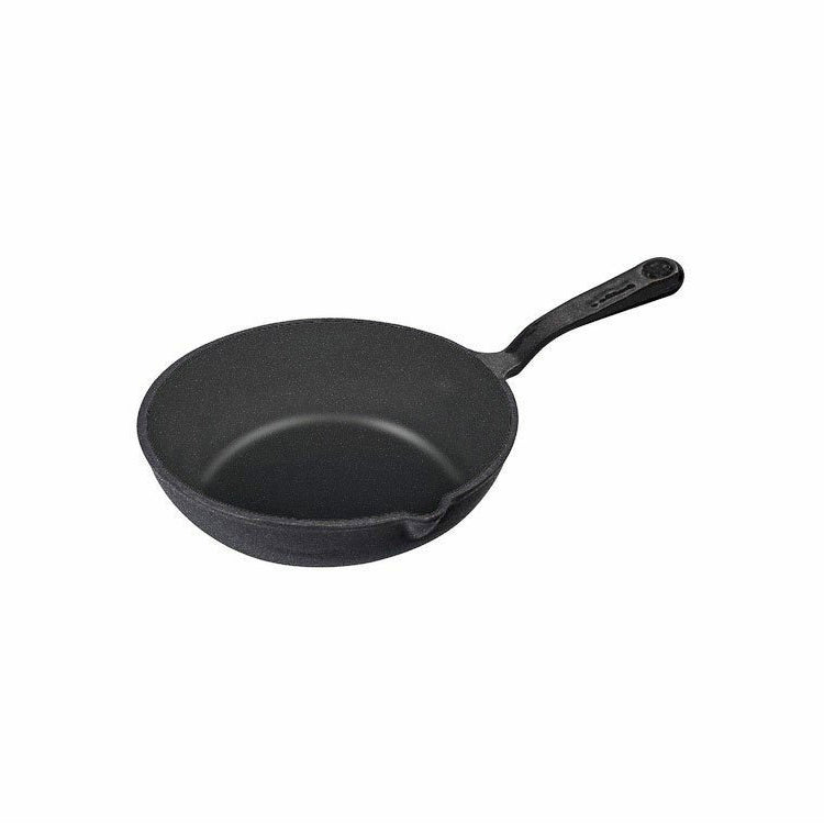 Eine kleine Bratpfanne aus Gusseisen. Die Pfanne ist von Gourmetina Black Edition. Die Innenseite und die Außenseite sind matt-schwarz emailliert.