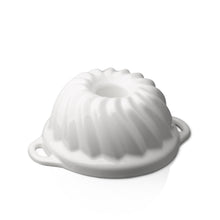 Lade das Bild in den Galerie-Viewer, Die klassische Wiener Gugelhupfform aus Gusseisen. Die Backform ist von Gourmetina. Die Innenseite ist weiß emailliert. Die Außenseite ist farbig emailliert.
